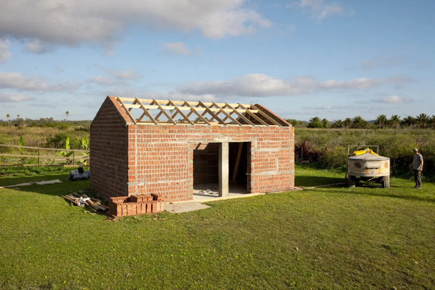 Casa de ladrillo en construcción sobre un terreno amplio