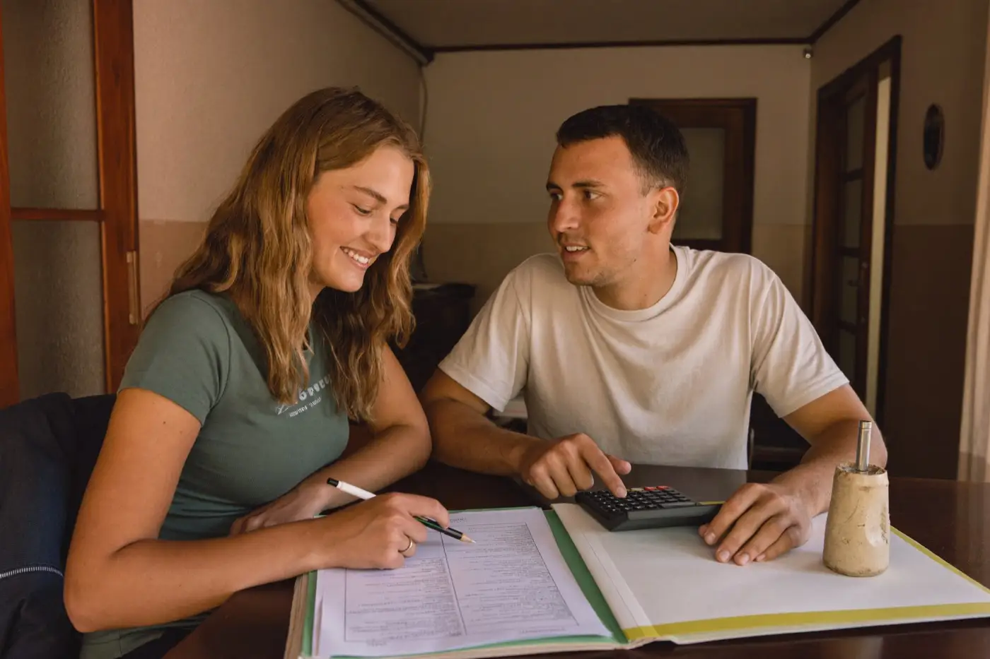 Pareja repasando las cuentas en la mesa de su casa