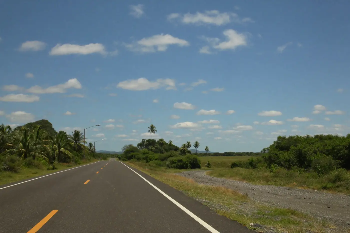 Ruta asfaltada con acceso directo a los terrenos
