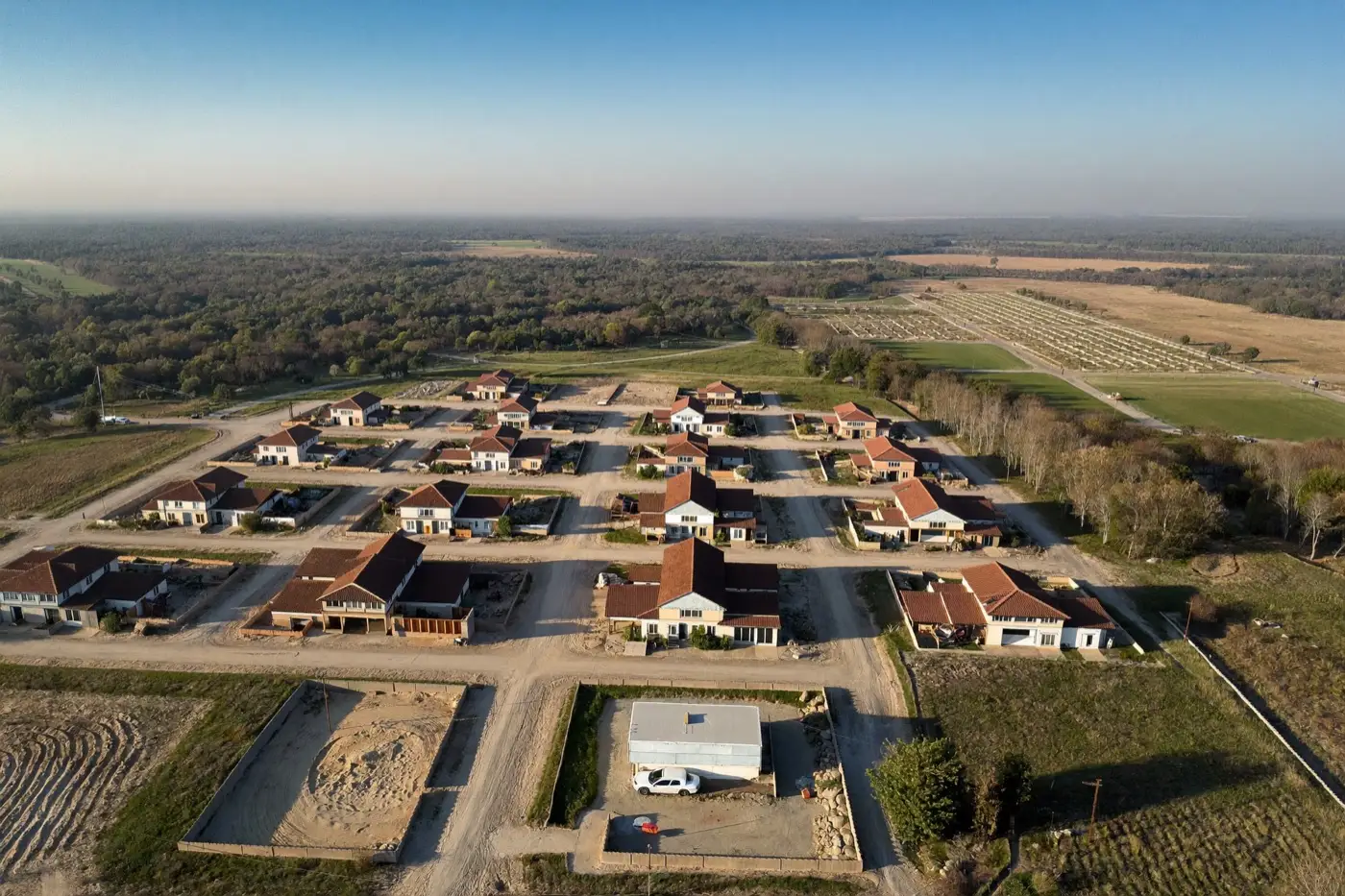 Vista aérea de un barrio nuevo con lotes todavía sin construir