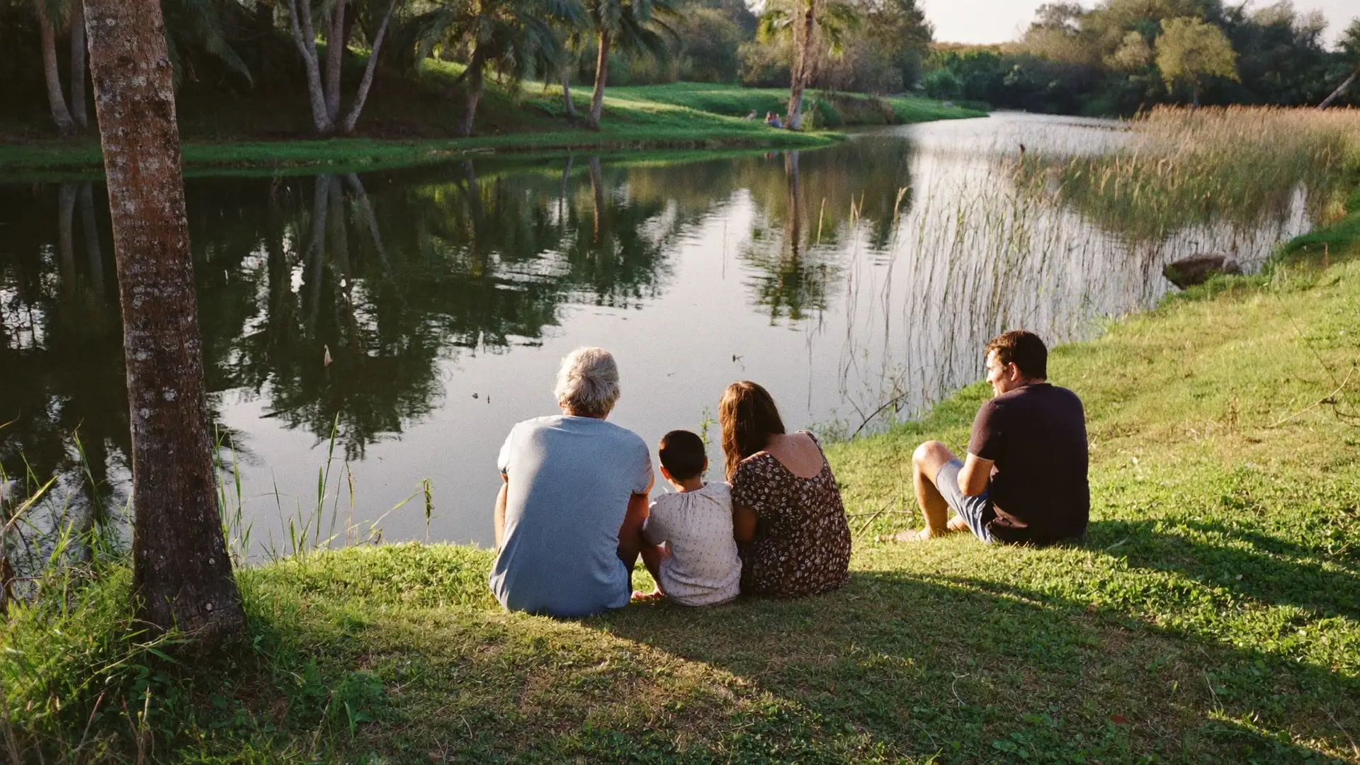 Familia junto a la represa en Laguna Blanca