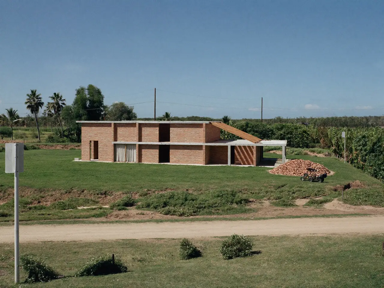 Casa en construcción en un terreno amplio