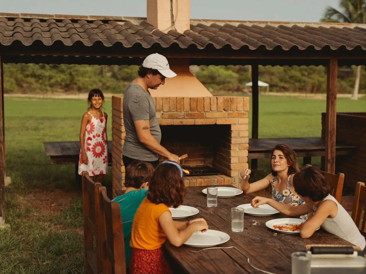 Familia disfrutando de un asado en su quincho